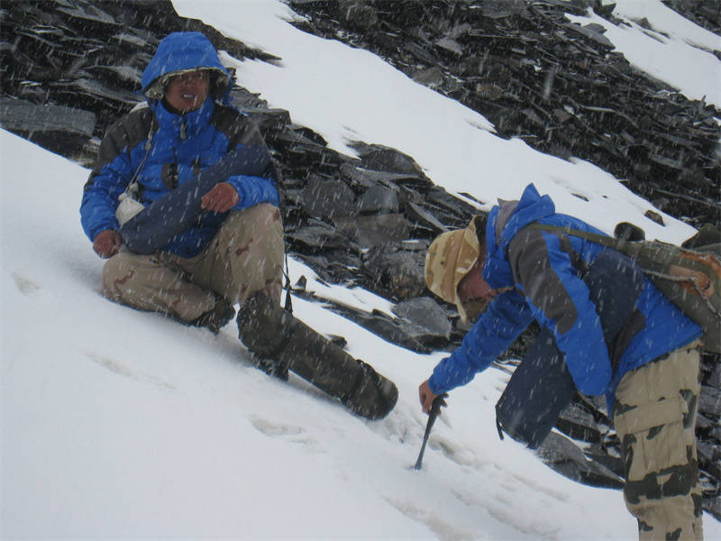 青海区域地质调查翻越雪山间歇